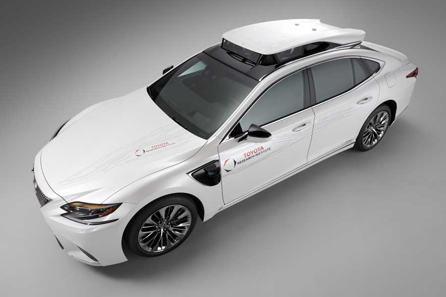Patent Toyoty: Autonómne vozidlo dodá vodičom v núdzi palivo, alebo nabije batériu