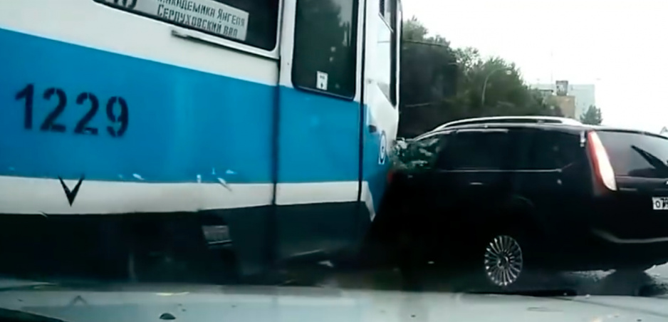 Auto vs. Električka: Pre toto sa oplatí odbáčať opatrne