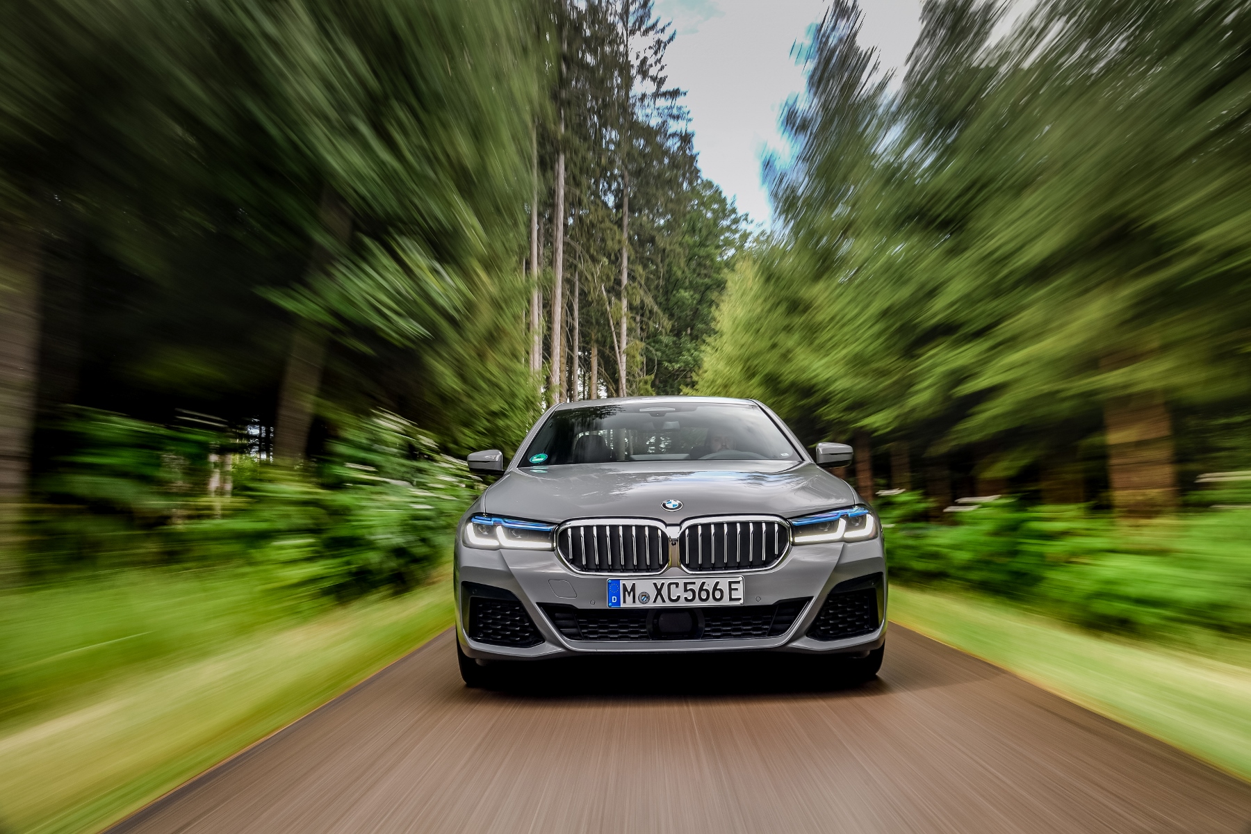 BMW radu 5 dostane silnejší plug in hybrid 545e xDrive