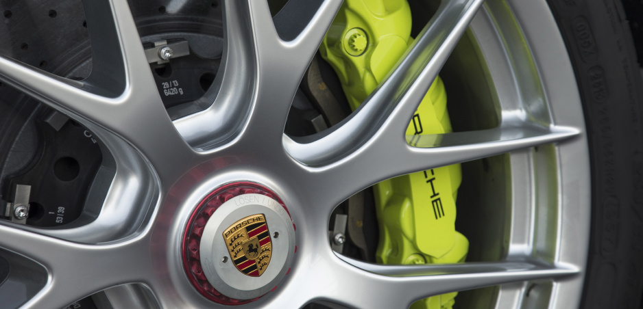 Brzdy od Porsche pískajú: Automobilka vysvetľuje, prečo to je v poriadku