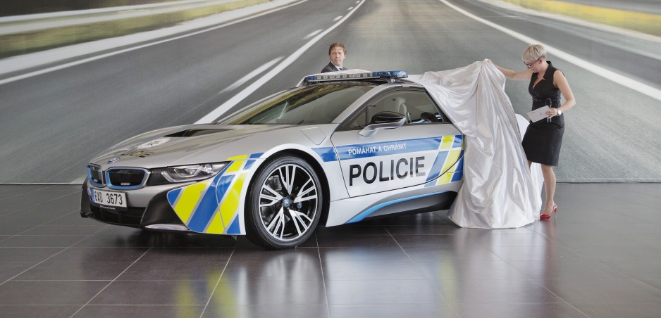 Česká polícia dostala novú zbraň na cestných pirátov, Bmw i8