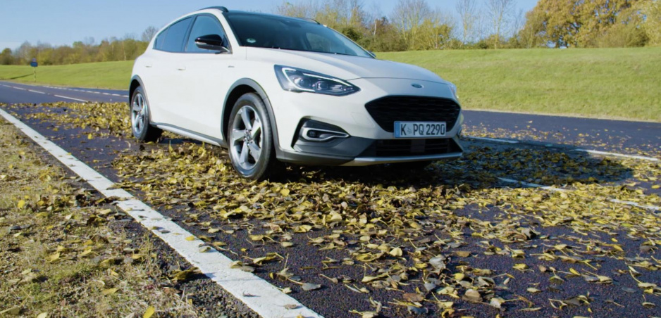 Ford upozorňuje na mokré lístie. Je šmykľavejšie ako sneh