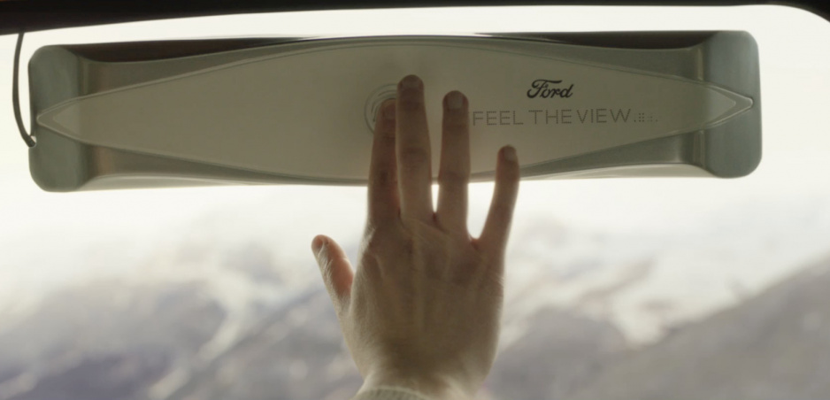 Ford vyrobil okno, ktoré poskytne výhľad aj slepým pasažierom