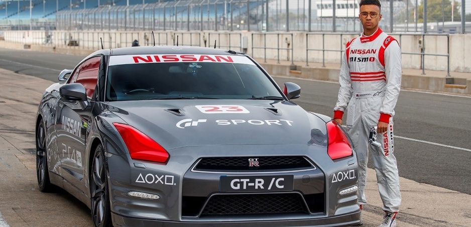 Godzilla na diaľkové ovládanie, takto upravený Nissan GT-R tu ešte nebol