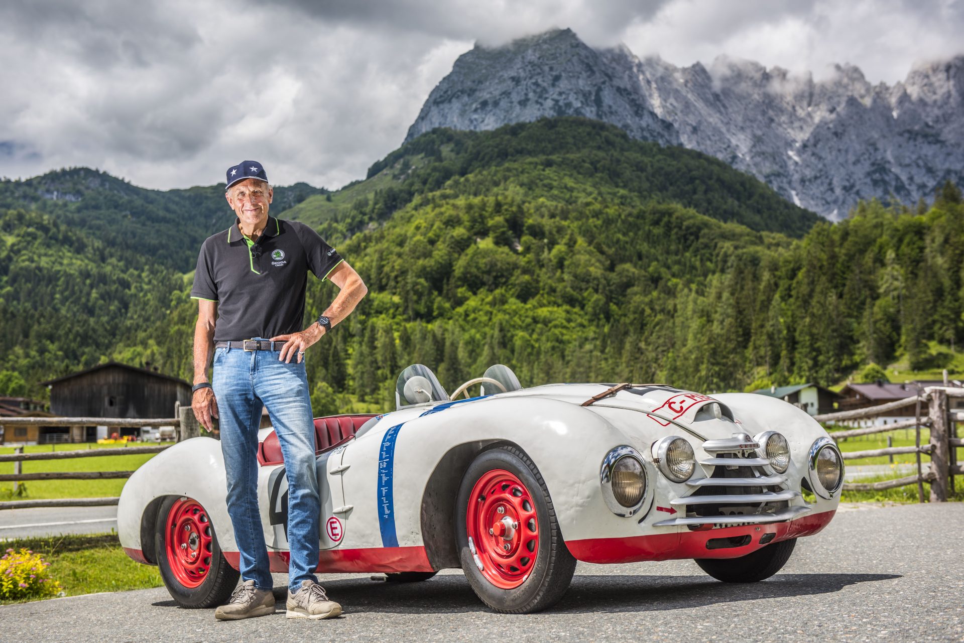 Hans-Joachim Stuck prevetral Škodu Sport, účastníka Le Mans v roku 1950