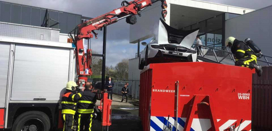 Hasiči namiesto tradičného hasenia utopili elektrifikované BMW do nádrže s vodou