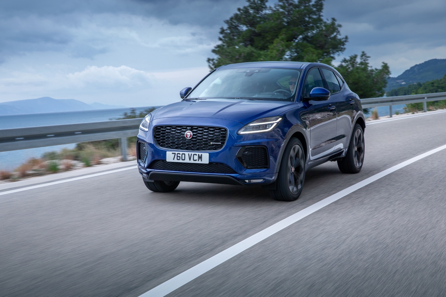 Jaguar E-Pace pôsobí v interiéri luxusnejšie a dostal nové motory