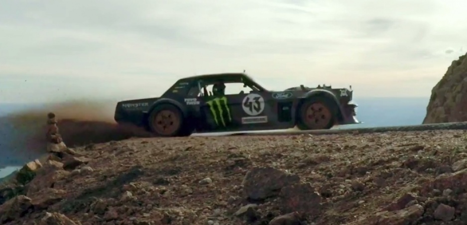 Ken Block predviedol na Pikes Peak milimetrové prejazdy ponad strmé zrázy