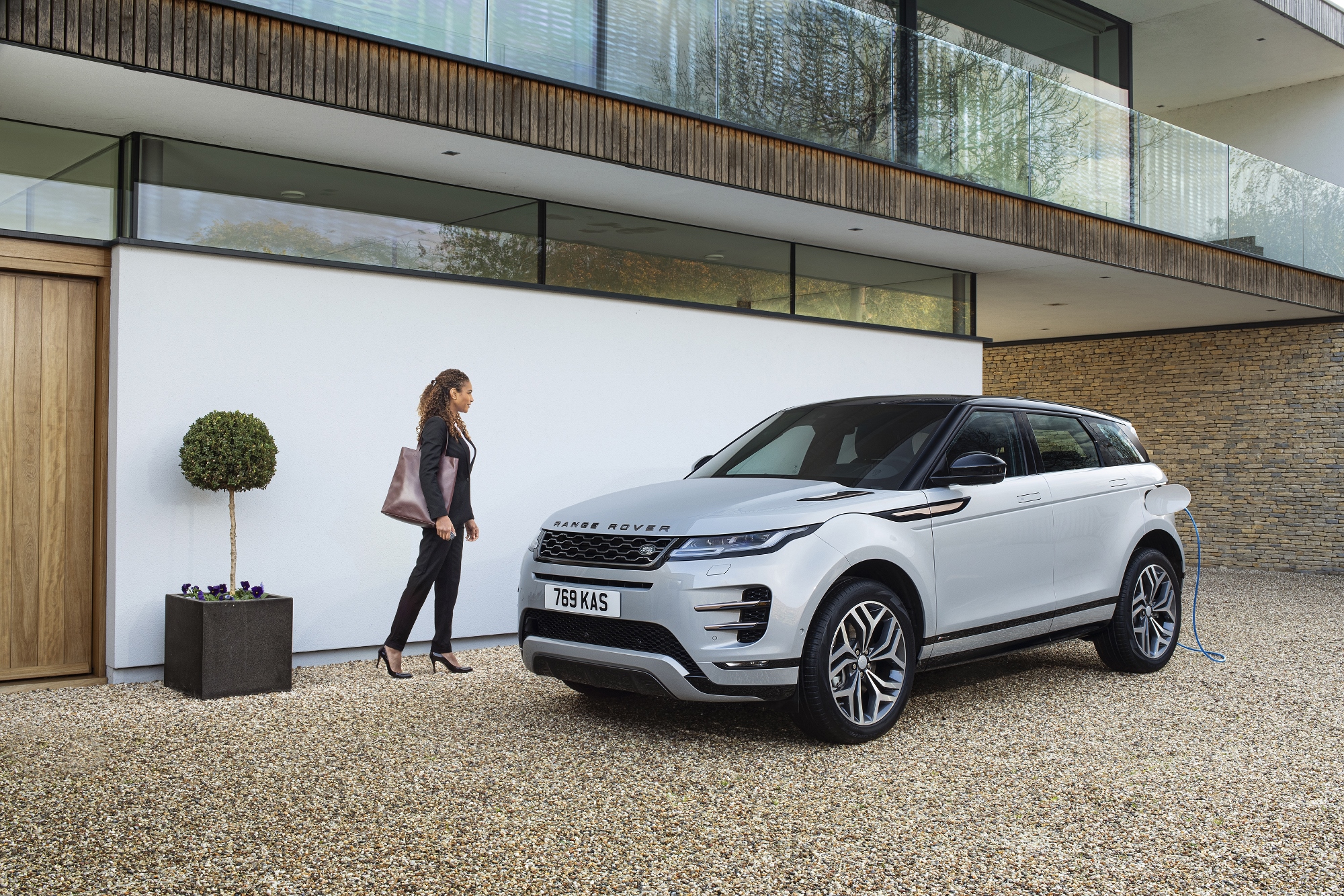 Land Rover predstavil nový plug in hybrid. Spoľahne sa na elektricky ovládané brzdy