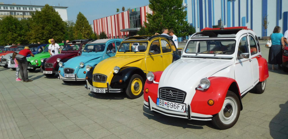 Legendárne Citroeny 2CV "kačica" sa stretli na zraze v okolí Lučenca