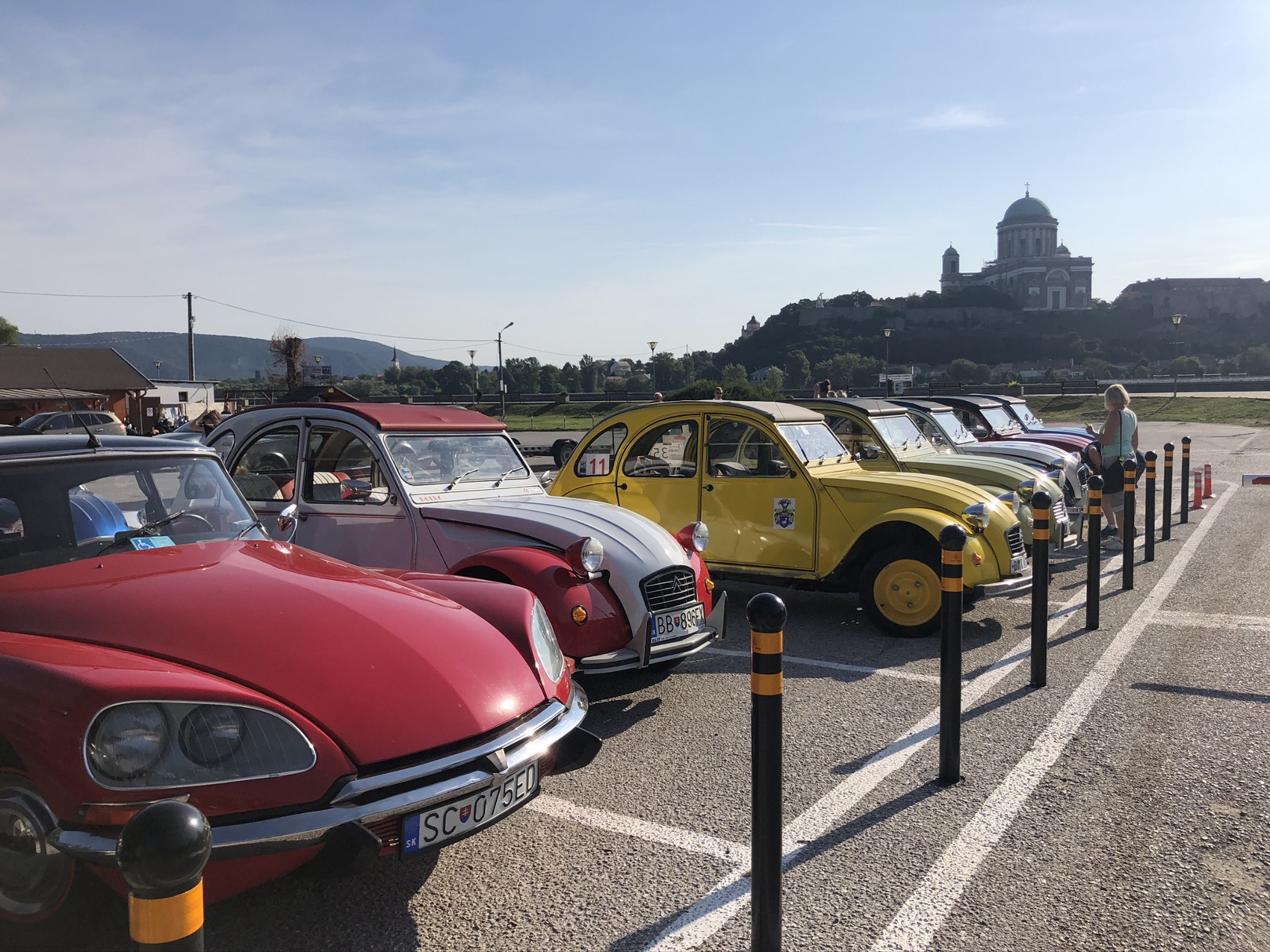 Legendárne Citroeny 2CV sa stretli v Štúrove. Pozrite si galériu "kačičiek"