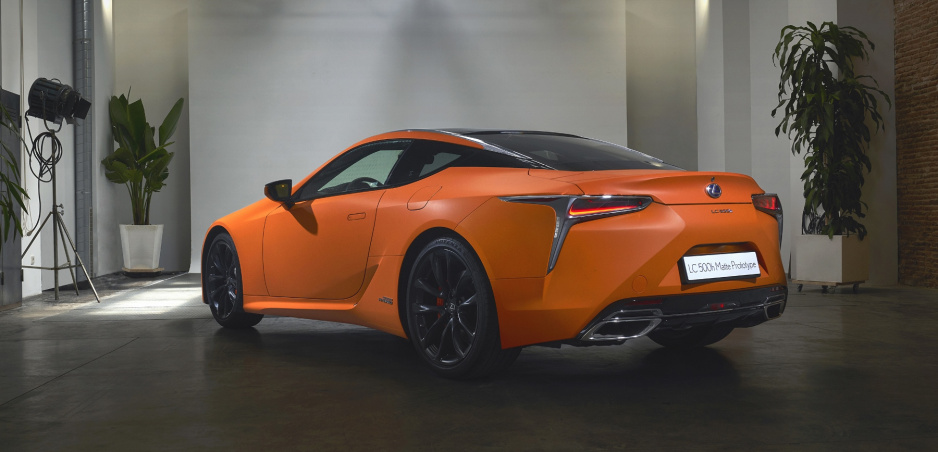 Lexus LC 500h sa predvádza v novom matnom "šate"