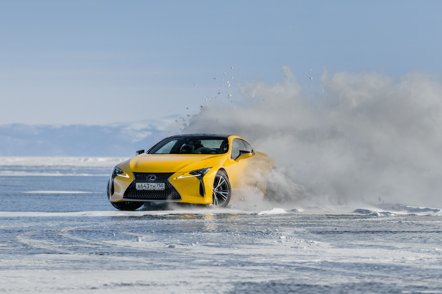 Lexus LC a RX sa predvádzajú na fotkách zamrznutého jazera Bajkal