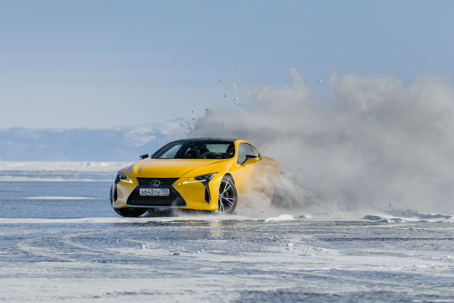 Lexus LC a RX sa predvádzajú na fotkách zamrznutého jazera Bajkal
