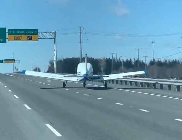 Malé lietadlo núdzovo pristálo na diaľnici počas premávky
