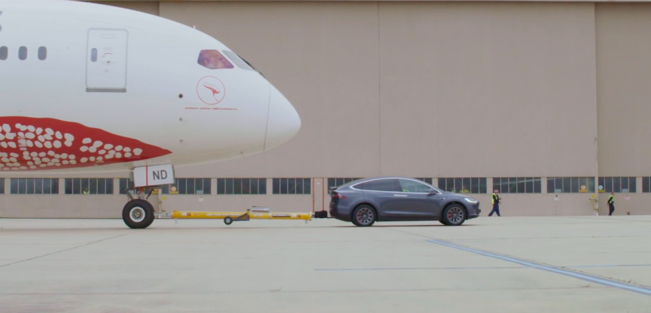 Model X nie je len pekný, ale aj výkonný. Utiahol Boeing