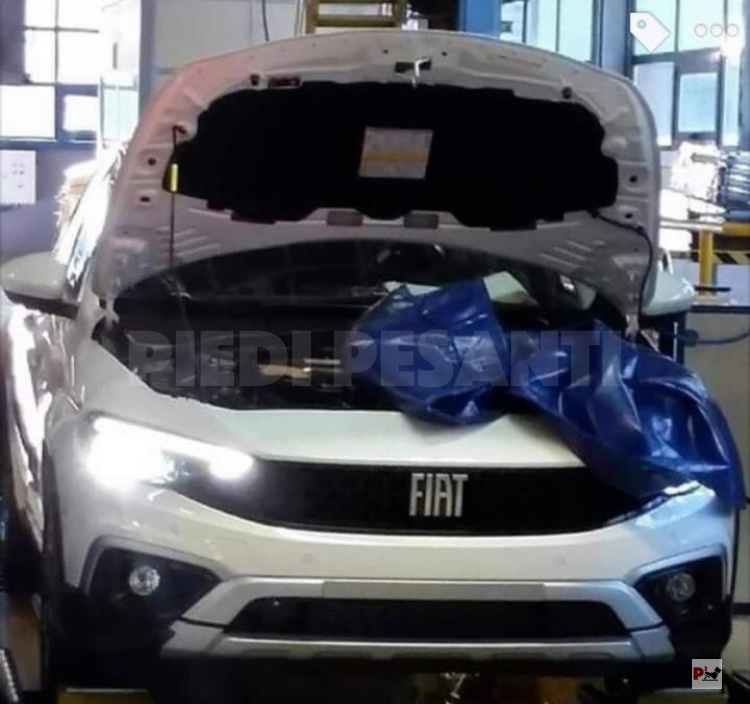 Modernizovaný Fiat Tipo sa ukazuje na neoficálnych fotkách aj ako "crossover"