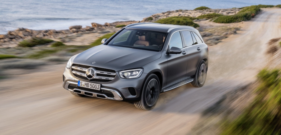 Modernizovaný Mercedes GLC pomôže vodičovi s vytváraním uličky pre záchranárov