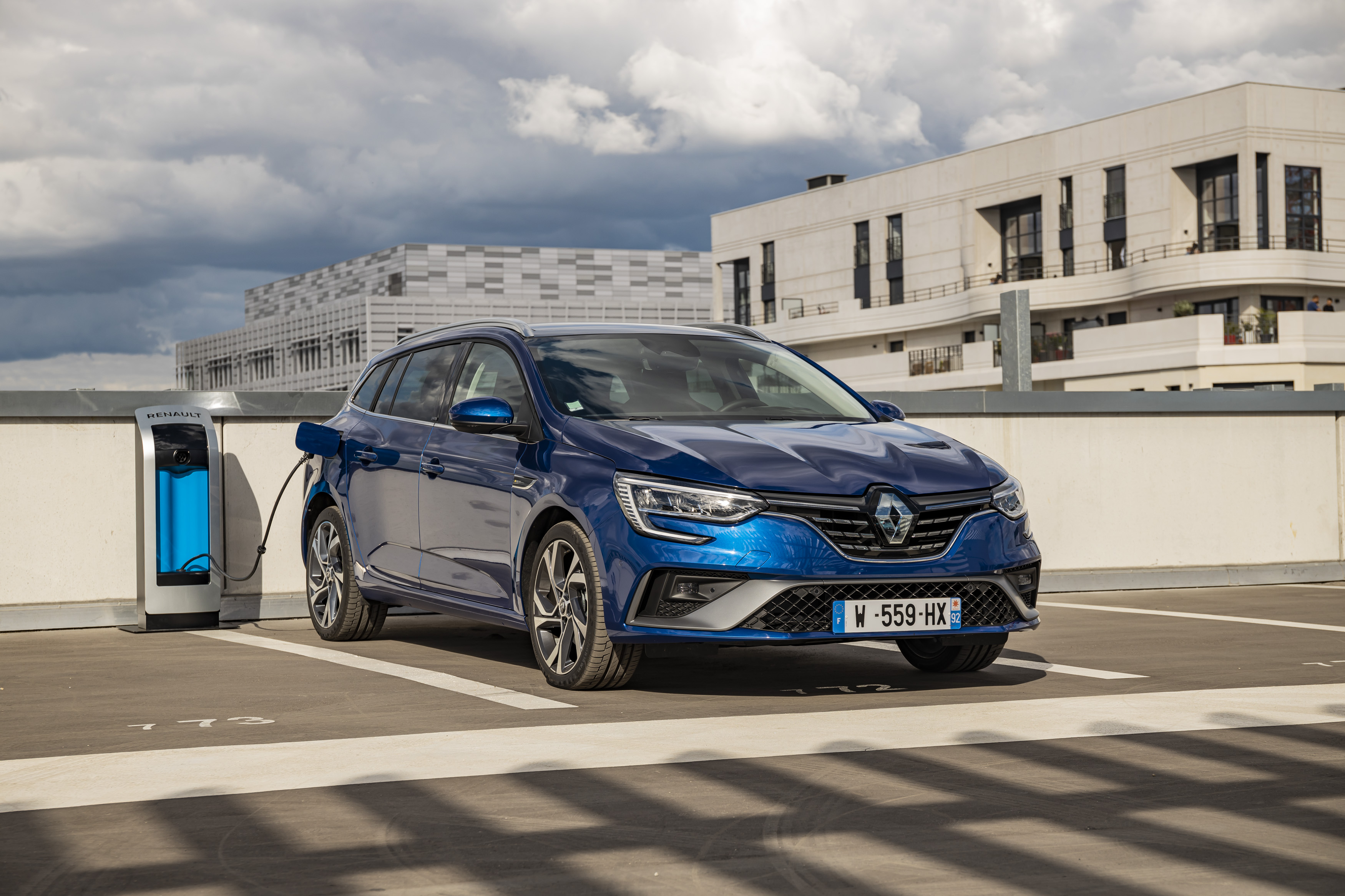 Modernizovný Megane prichádza aj ako plug-in hybrid. Poznáme ceny