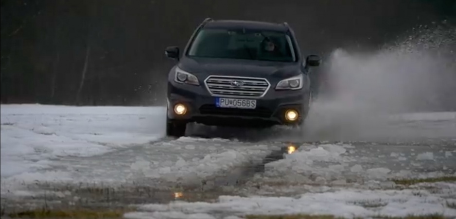 Mokro, sneh a ľad. Nový Outback si so všetkým poradil.