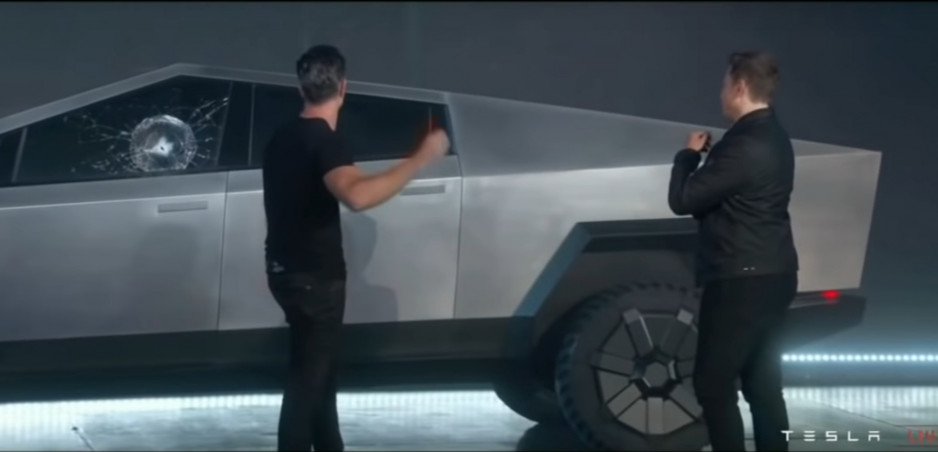 Musk ukázal elektrický pickup Tesla Cybertruck. Počas premiéry rozbili "nerozbitné" okno