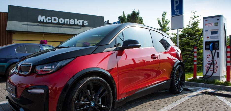 Na prevádzkach McDonald pribudnú rýchlonabíjacie stanice pre elektromobily