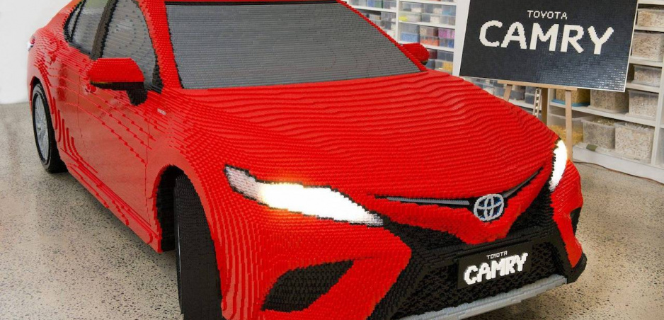 Na stavbu tejto Toyoty Camry spotrebovali polmilióna kociek lega