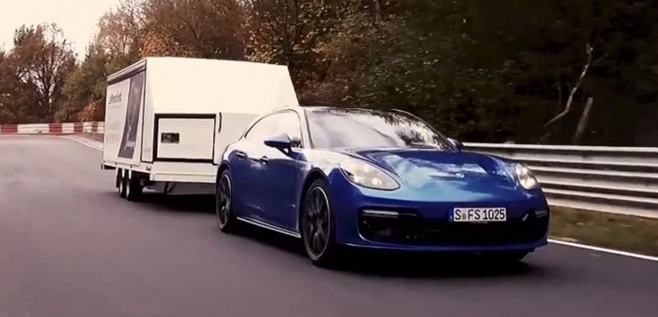 Netradičný rekord: Porsche Panamera prešlo Nürburgring s traktorom na prívese