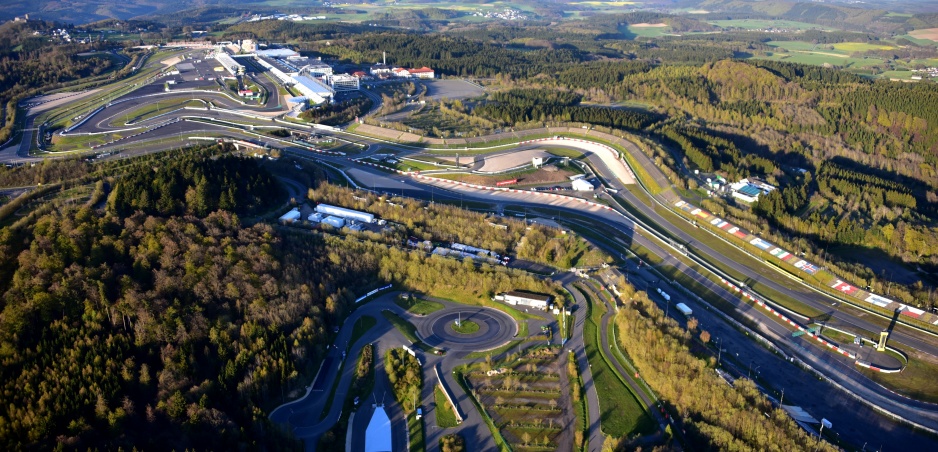 Nordschleife 2017: Preteky dodávok, horiace autá, akčné drifty