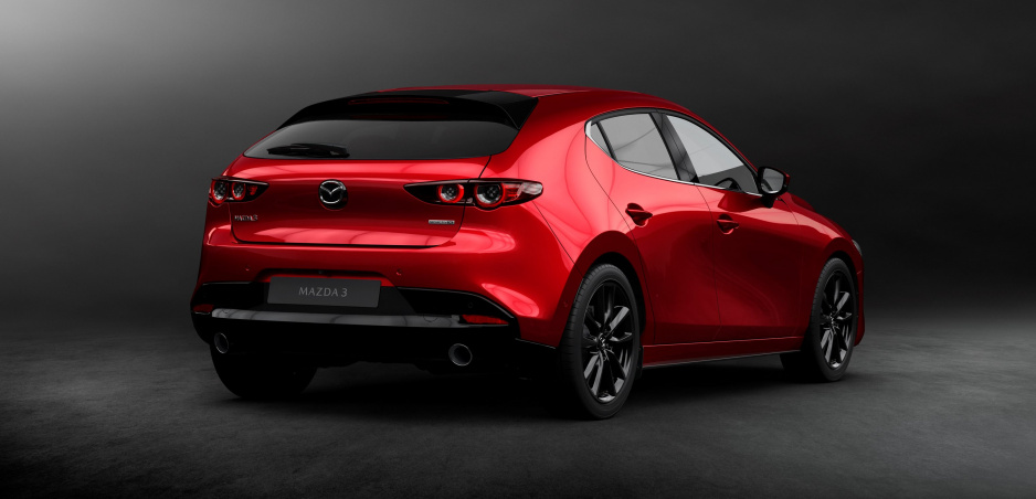 Nová Mazda3 prichádza ako hatchback aj sedan, červená jej pristane