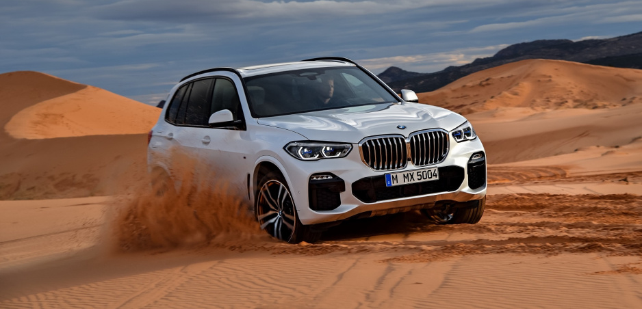Nové BMW X5 chce ohúriť luxusom a automaticky vycúva zo slepej ulice aj 80 m