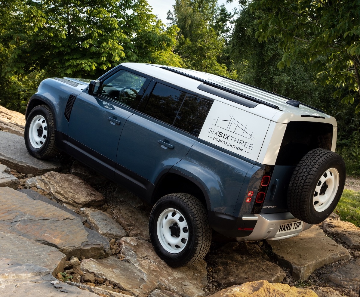 Nový Land Rover Defender prichádza v úžitkovej verzii Hard Top