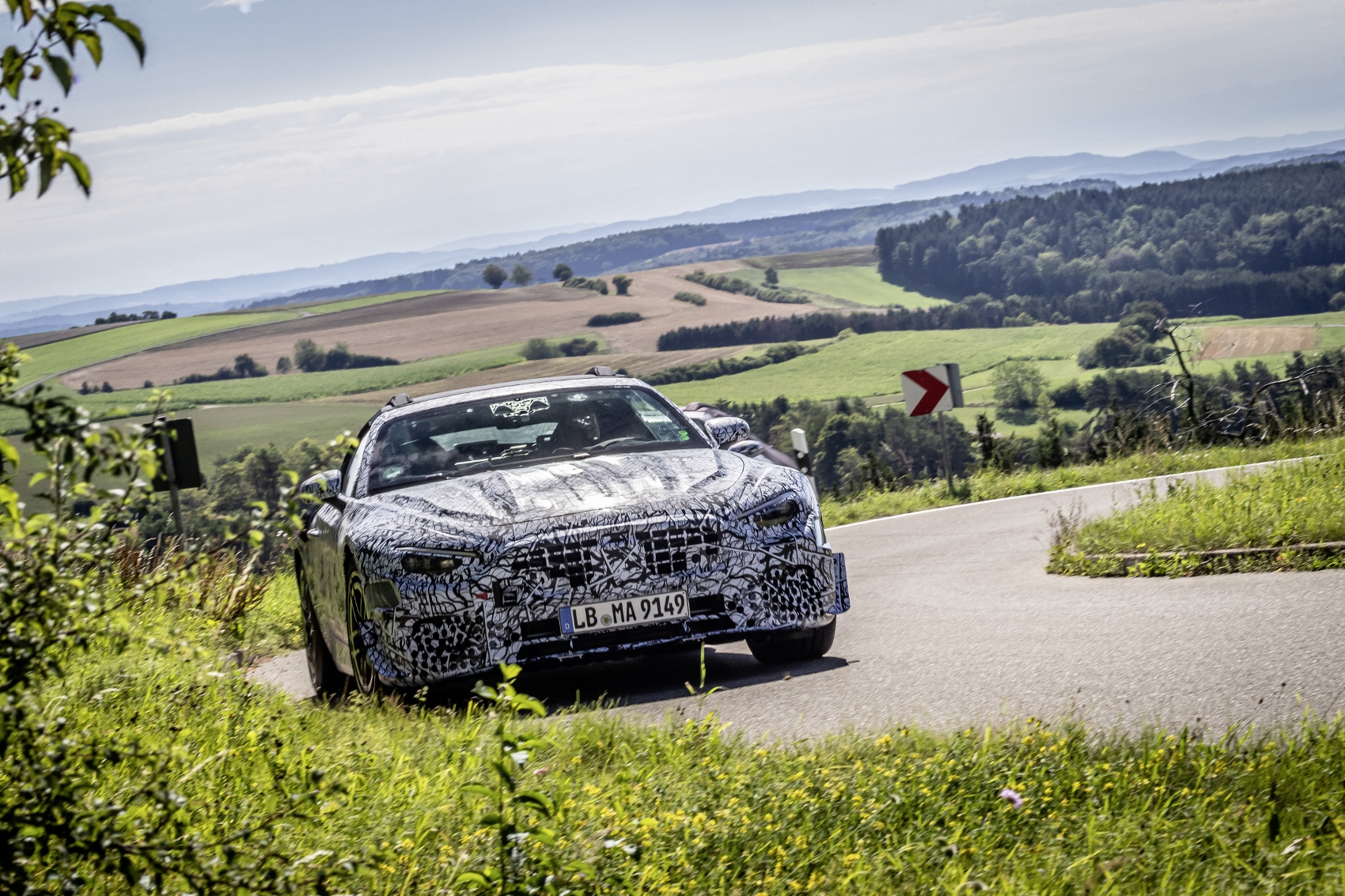 Nový Mercedes SL roadster sa už preháňa po cestách