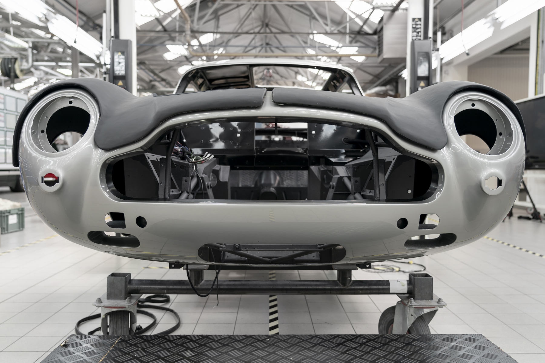 Po 55 rokoch začne Aston Martin opäť vyrábať auto Jamesa Bonda aj s filmovými vychytávkami