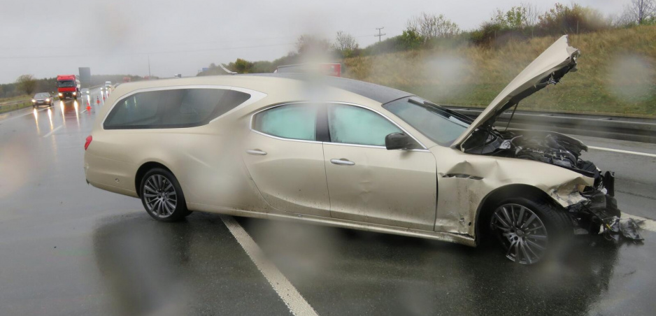 Pohrebné Maserati skončilo vo zvodidlách