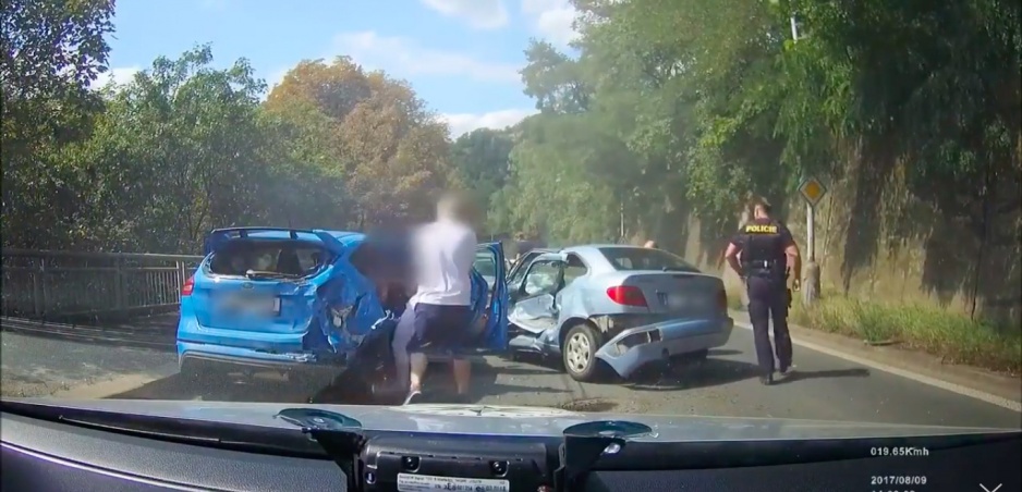 Polícia odhalila zábery šialenej cesty vodiča z Prahy. Nabúral autá v protismere