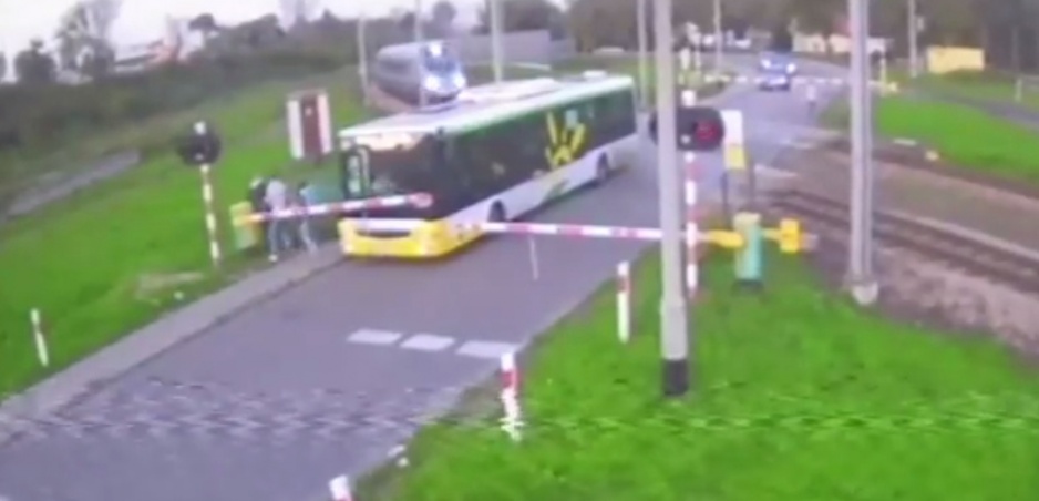 Poľský autobus ostal uväznený medzi závorami, po trati sa rútilo Pendolino