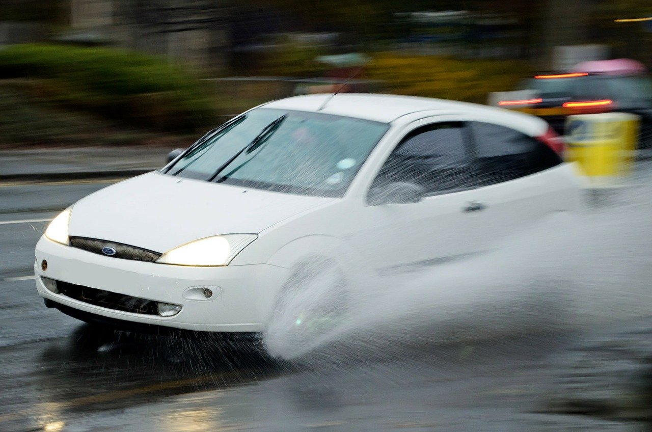 Pozor na aquaplaning. Poisťovňa môže v niektorých prípadoch odmietnuť plnenie