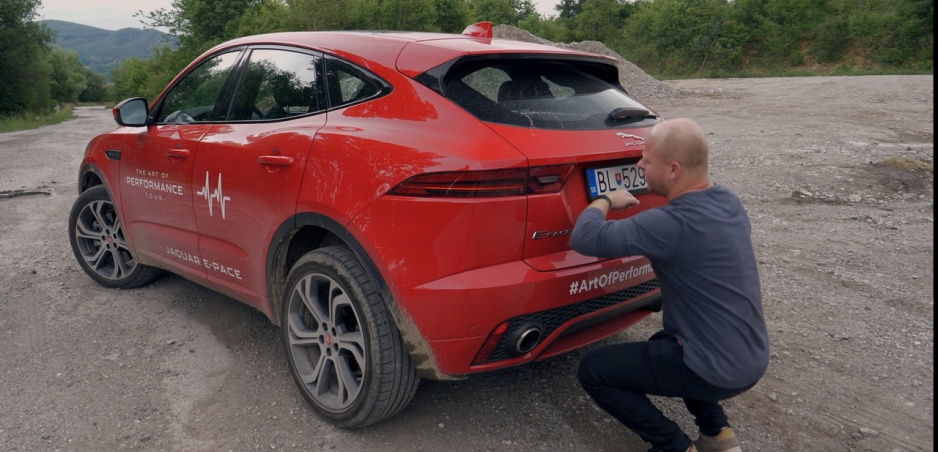 Pozrite si test Jaguaru E-Pace, spravený na jeden záber