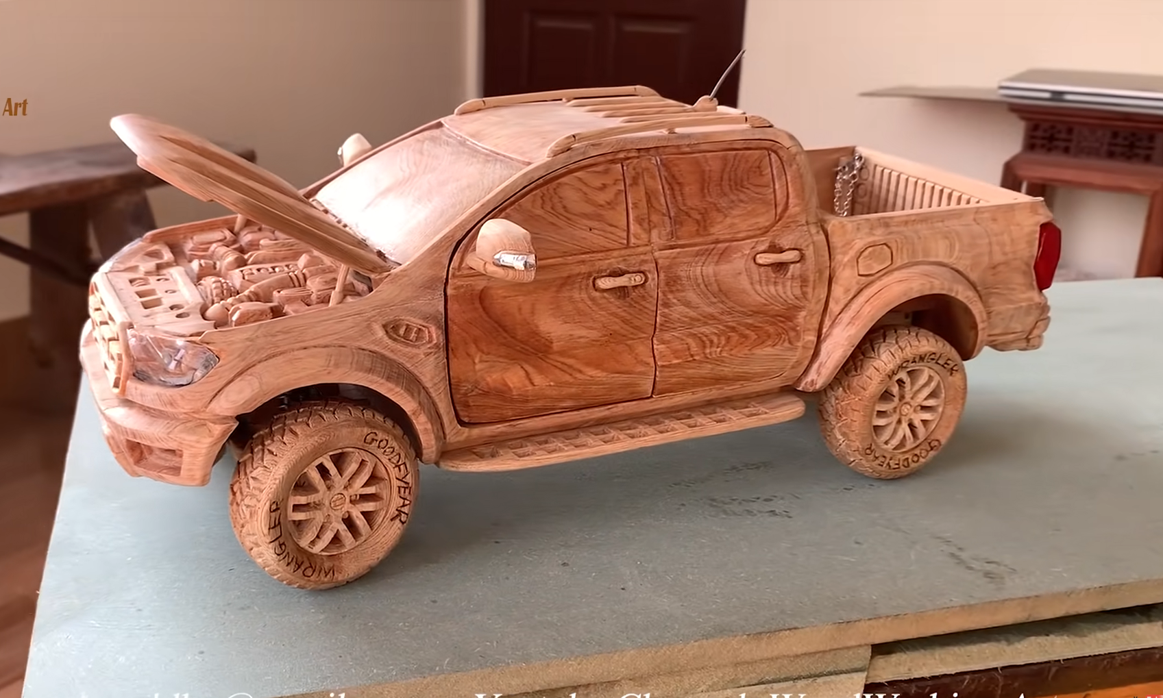 Pozrite si vo videu výrobu zmenšeného Fordu Ranger Raptor z dreva