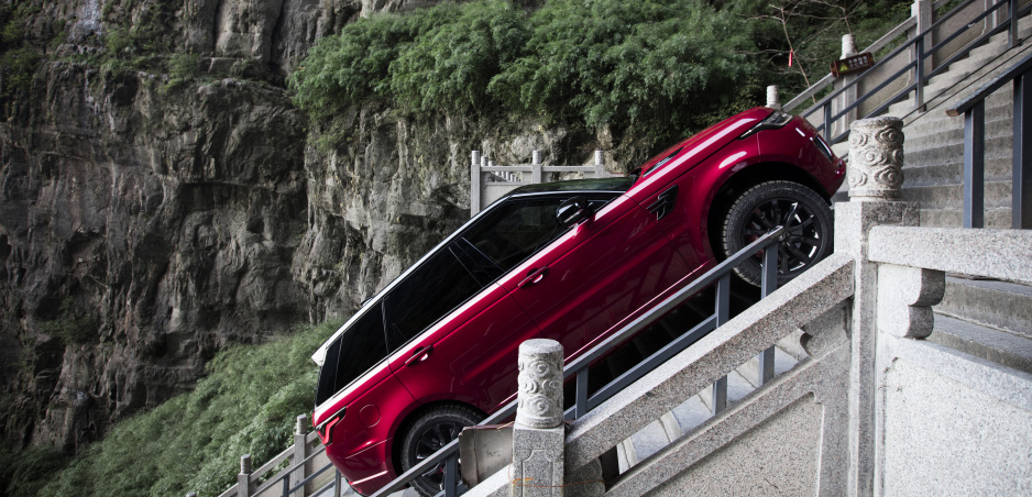 Range Rover vyšiel až na vrchol Nebeskej brány