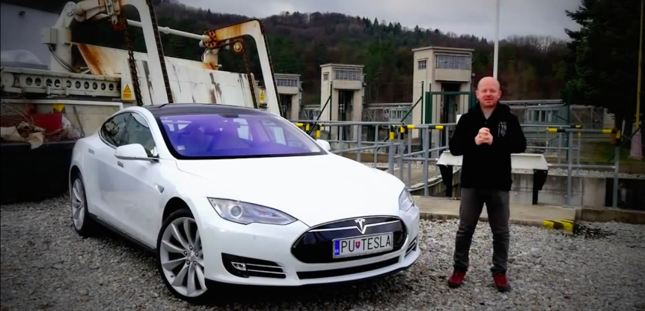 Rasťo Chvála skúša Tesla Model S.