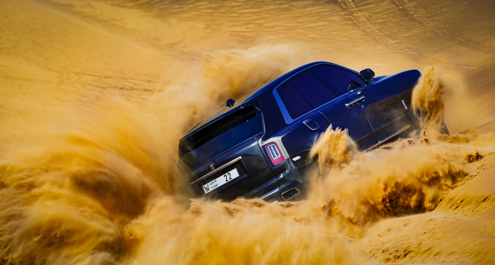 Rolls Royce Cullinan sa predviedol na púšti. Pozrite si foto aj video