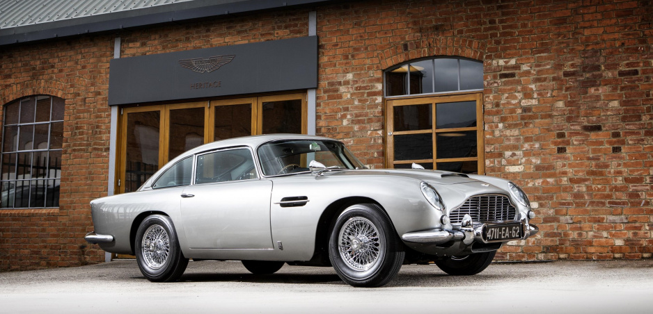 Slávne auto Jamesa Bonda ide do aukcie. Vybavené je aj filmovými vychytávkami