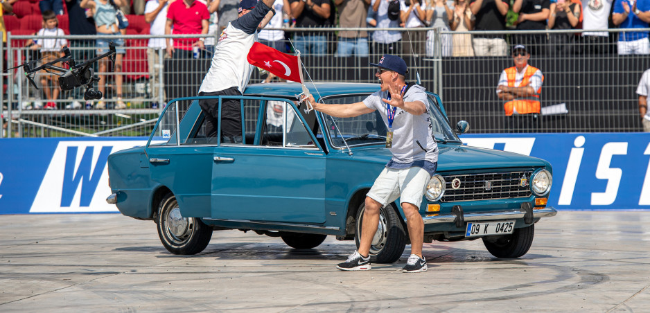Starý Fiat driftuje? Pozrite si video z Red Bull Car Park Drift