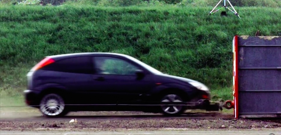 Takto dopadne vaše auto pri náraze v 200 km/h