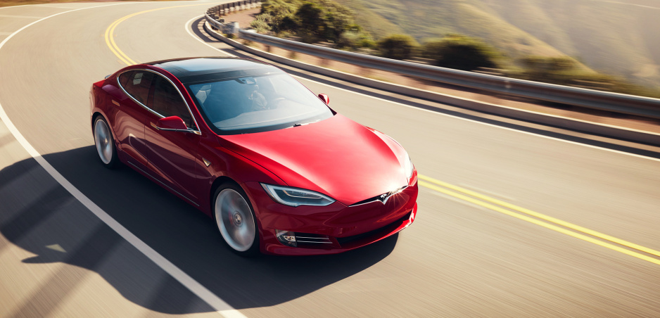 Tesla testuje upravený Model S. Má prekonať Taycan?