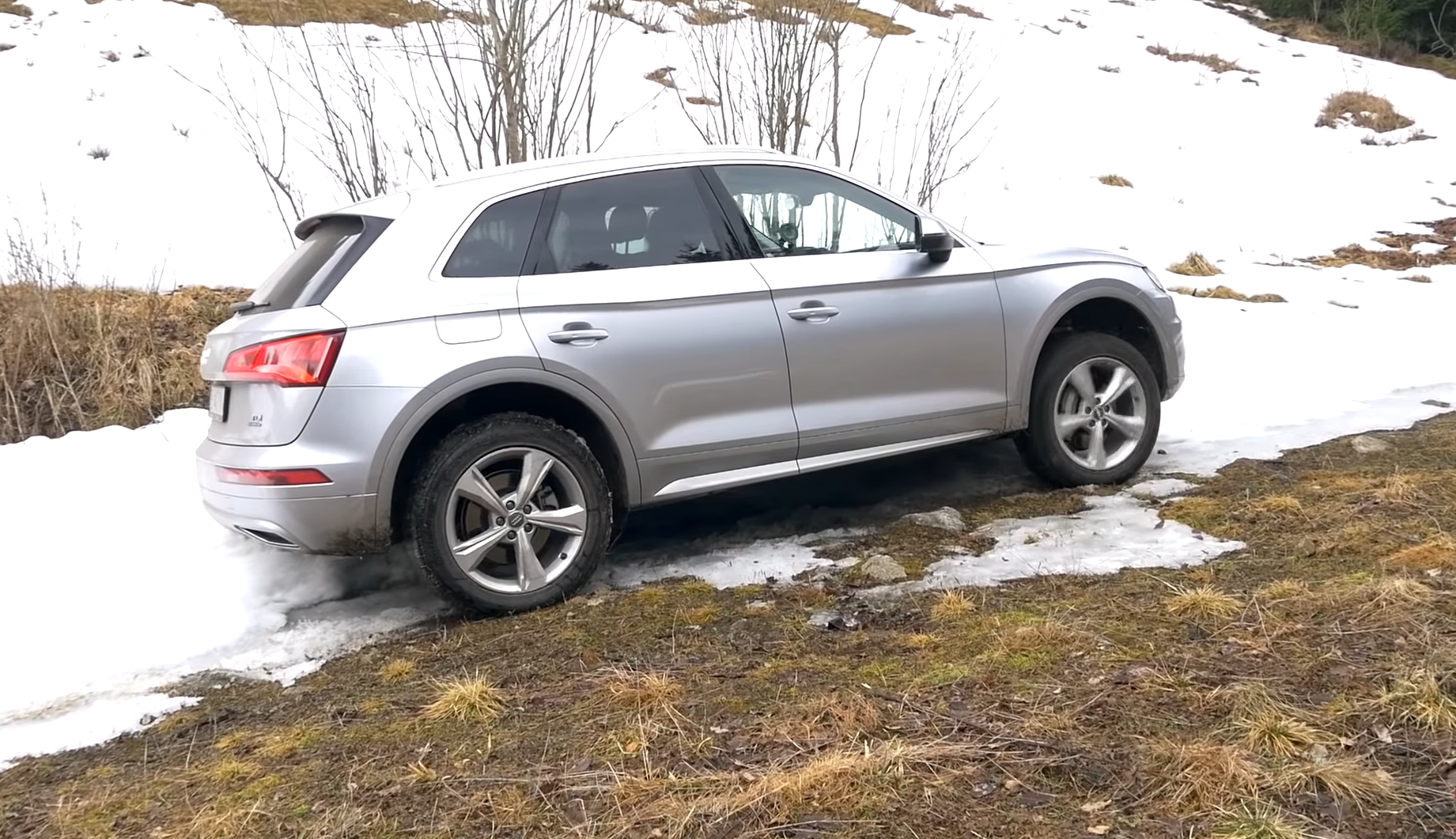 Test: Audi Q5 poslúžilo ako taxi pre lyžiara na tráve