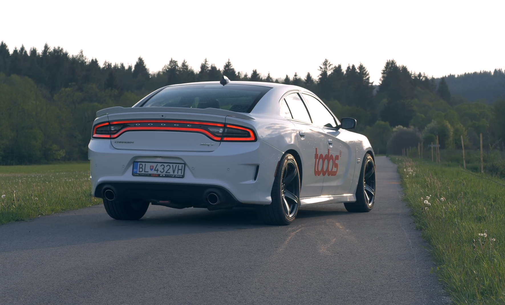 Test: Dodge Charger 6,4 V8 392 HEMI a driftovanie je zábava