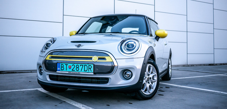 Test MINI Cooper SE: Perfektný zážitok absolútne bez zvuku